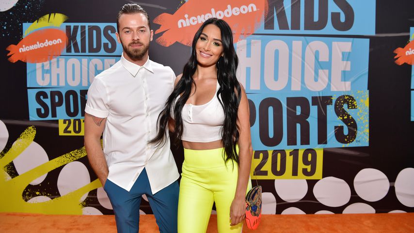 Cena-Ex Nikki Bella mit Lover Artem verliebt im Disneyland