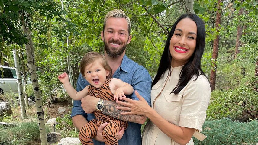 Artem Chigvintsev und Nikki Bella mit ihrem Sohn