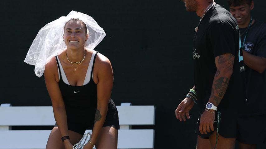 Tennisstar Aryna Sabalenka wirft Brautstrauß vor Matchbeginn