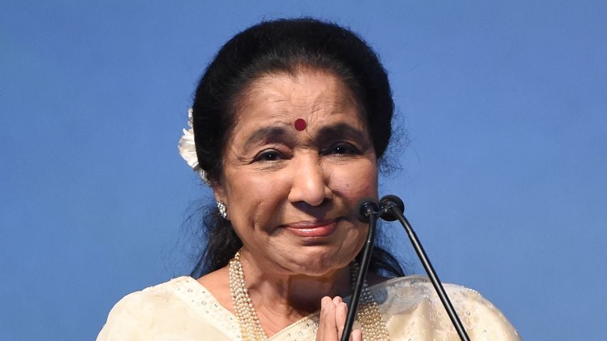 Asha Bhosle erhält den Lifetime Achievement Award beim Dubai International Film Festival 2014