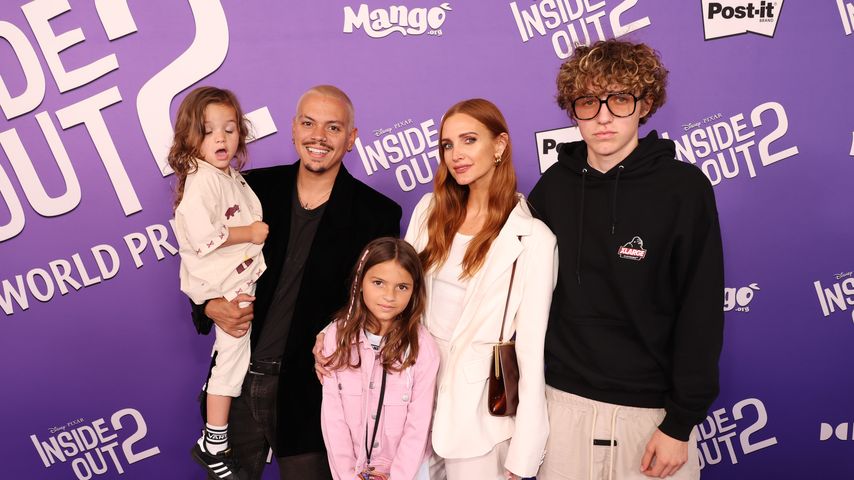 Ashlee Simpson und Evan Ross mit Kindern Ziggy Blu, Jagger Snow und Bronx Mowgli (v.l.n.r.), 2024