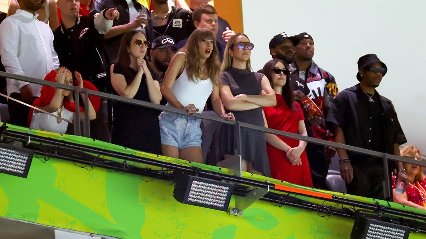 Ashley Avignone, Alana Haim, Ross Travis, Taylor Swift, Este Haim und Danielle Haim beim Super Bowl