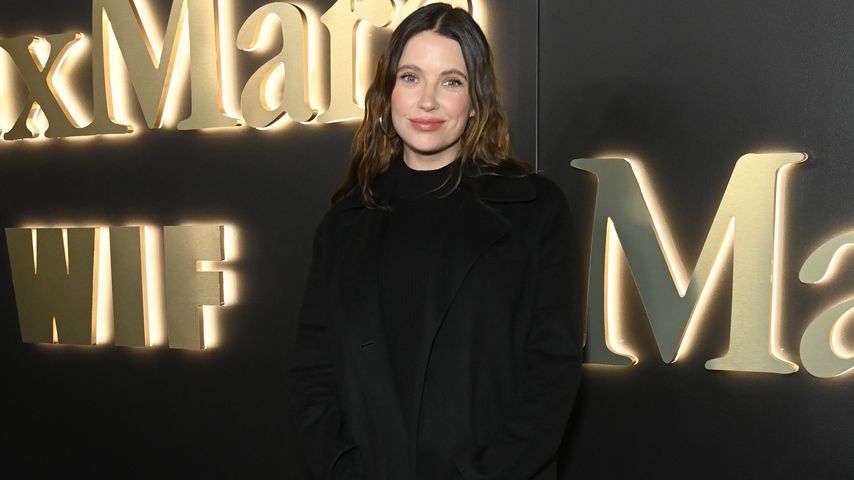 So kaschiert Schauspielerin Ashley Benson ihren Babybauch!