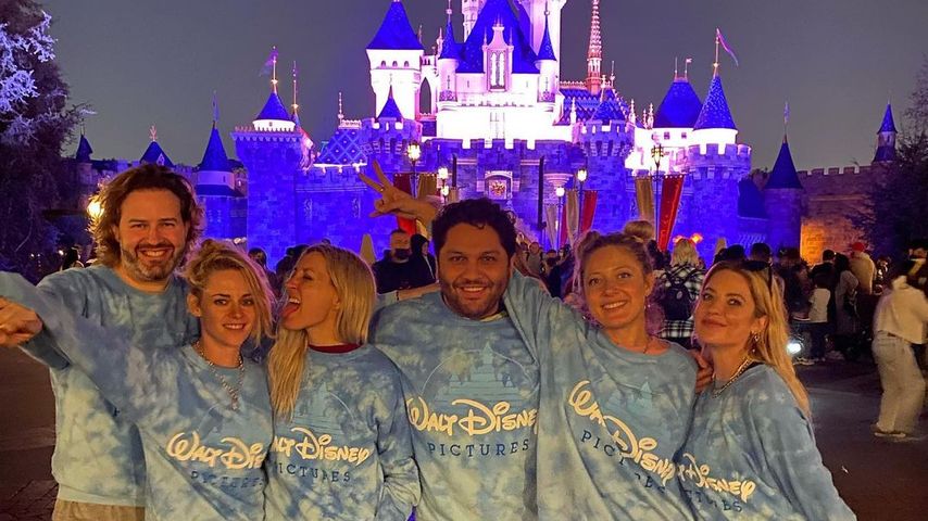 Ashley Benson (r.), Kristen Stewart und Dylan Meyer mit weiteren Freunden im Disneyland