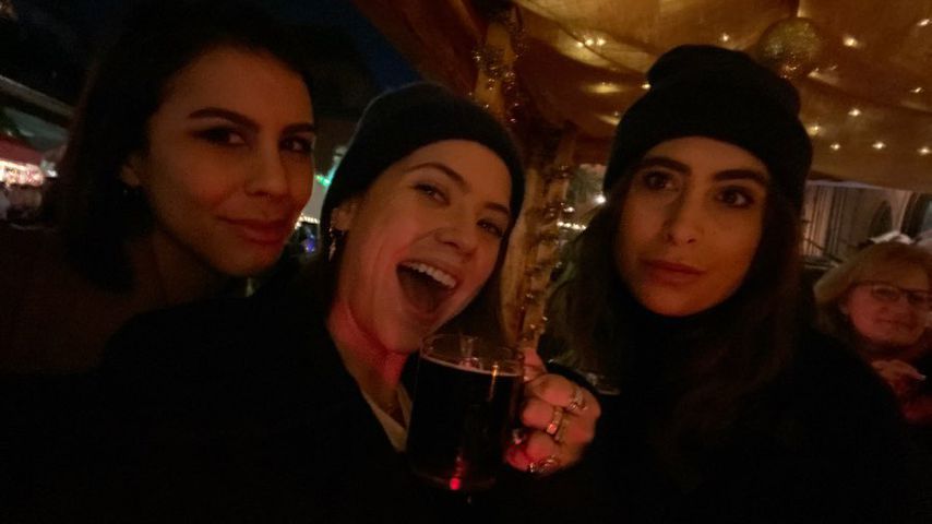 Ashley Benson mit zwei Freundinnen