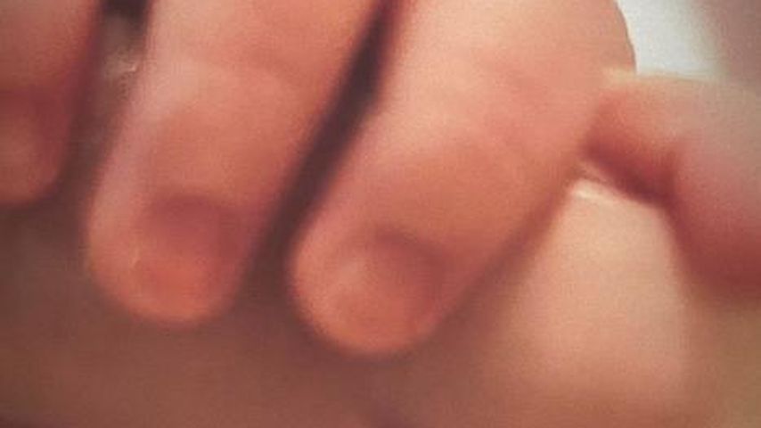 Ashley Benson zeigt die Hand ihres Neugeborenen