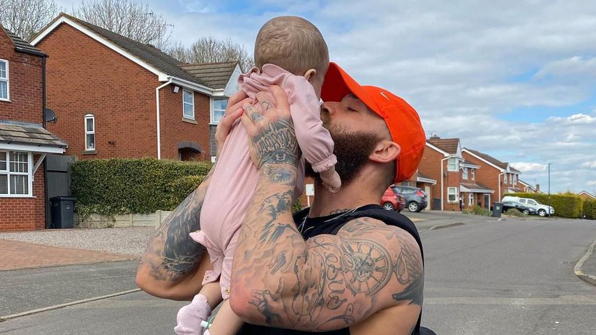 Ashley Cain und seine Tochter Azaylia im April 2021