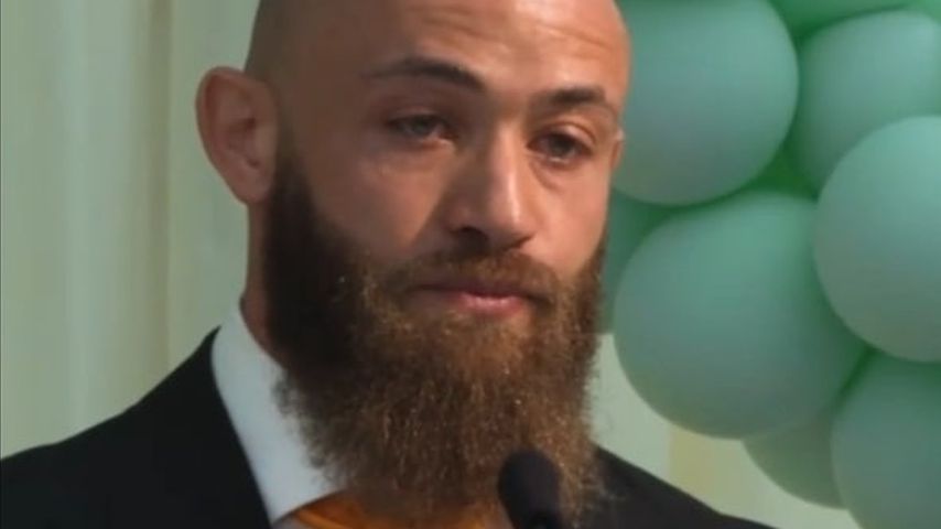 Emotionaler Clip: Ashley Cain sang auf Azaylias Beerdigung