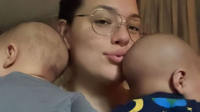 Ashley Graham mit den Zwillingen im Mai 2022