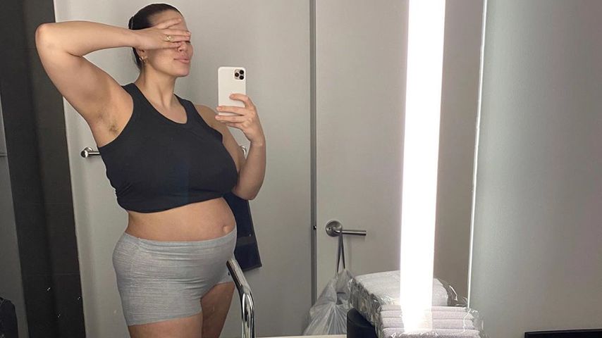 Ehrliches Pic: Neu-Mama Ashley Graham posiert in Mama-Windel