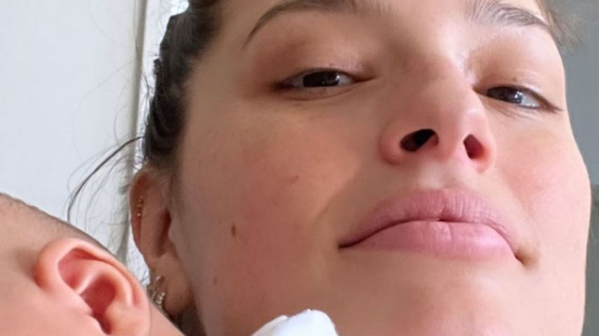 Ashley Graham mit einem ihrer Zwillingsjungs im Februar 2022