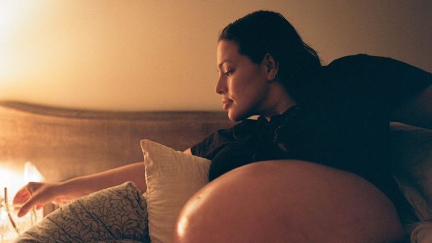 Nackt und rund: Ashley Graham erinnert an Schwangerschaft