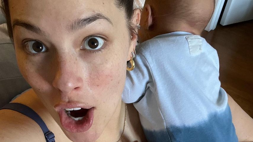 Ashley Graham mit ihren Zwillingen im März 2022