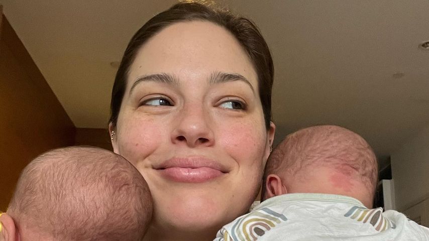 Ashley Graham mit ihren Zwillingen im März 2022