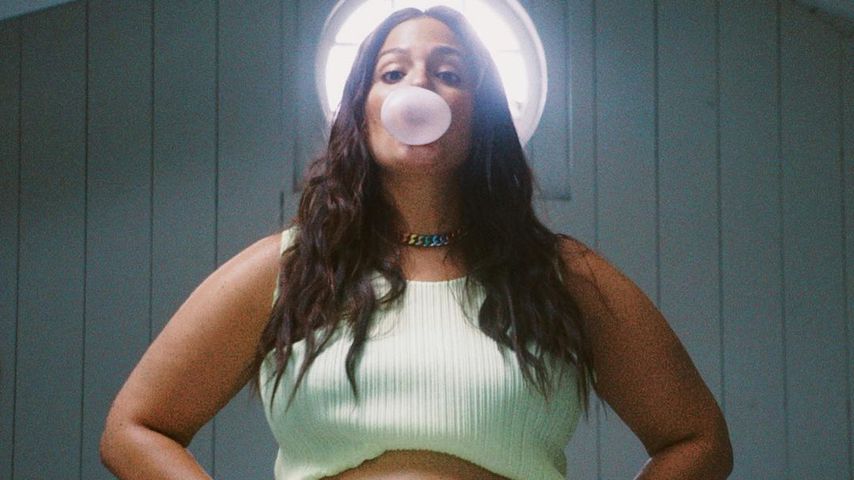 "Platze gleich": Ashley Graham teilt neues Babybauchbild