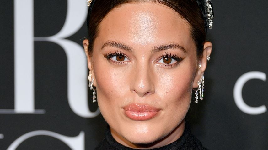 Sexy in Gold: Ashley Graham posiert für den Pirelli-Kalender