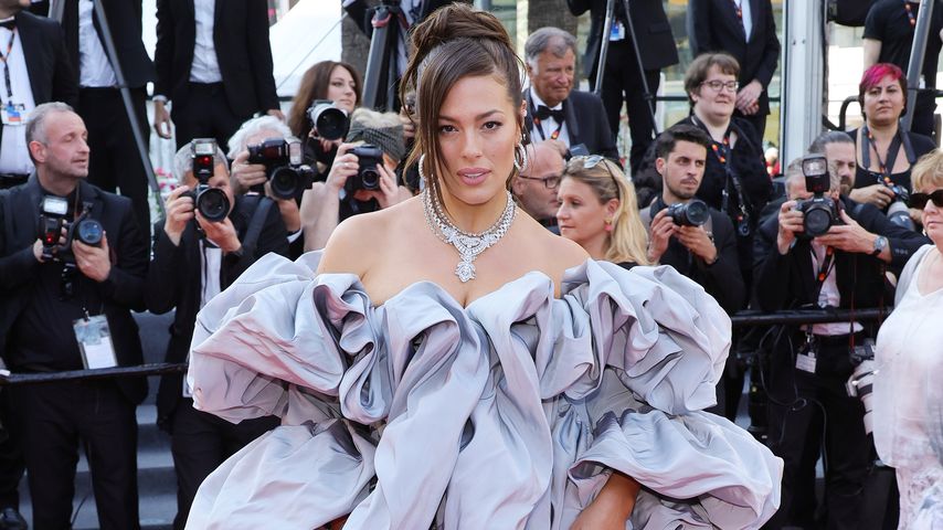Abendkleid oder Bettlaken? Ashley Graham posiert in Cannes