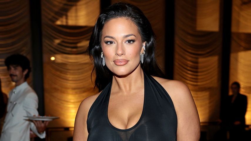 Ashley Graham betont ihre Kurven in sexy Transparent-Look