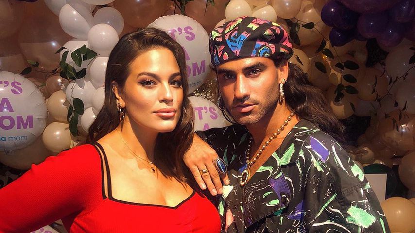 Ashley Graham mit einem Freund auf ihrer Babyparty 2019