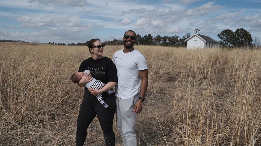 Ashley Graham zusammen mit Ehemann Justin Ervin und Söhnchen Isaac in Nebraska im März 2020