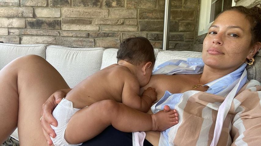 Ashley Graham und ihr Sohn Isaac im Juli 2020