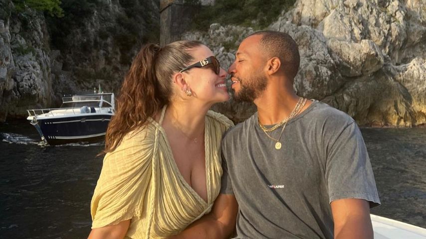 Ashley Graham und ihr Mann Justin Ervin küssen