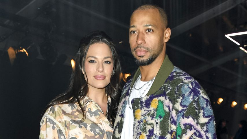 Ashley Graham und Justin Ervin auf der Paris Fashion Week im März 2023
