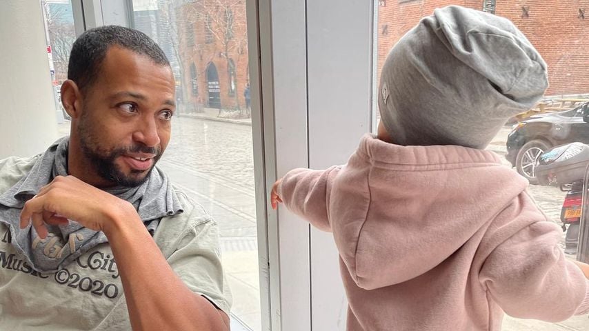 Ashley Grahams Mann Justin mit deren gemeinsamen Kind