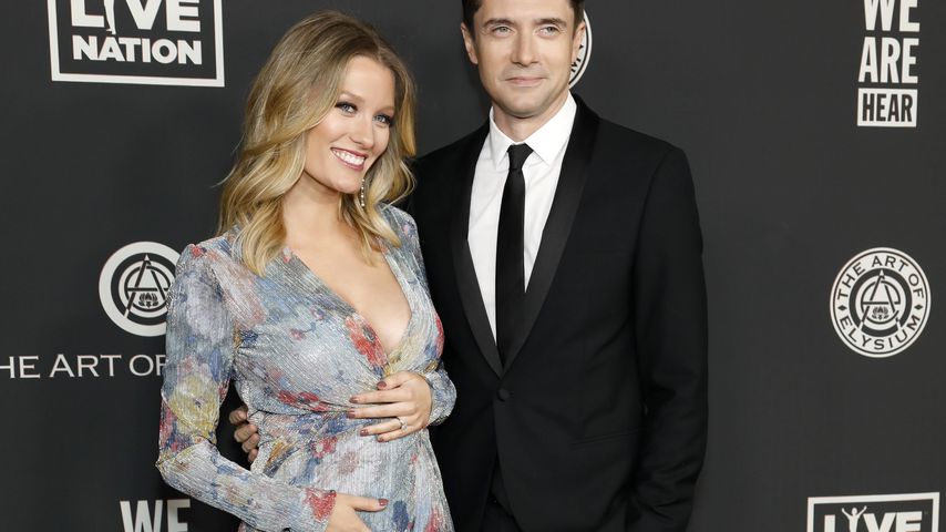 Ashley Hinshaw und Topher Grace