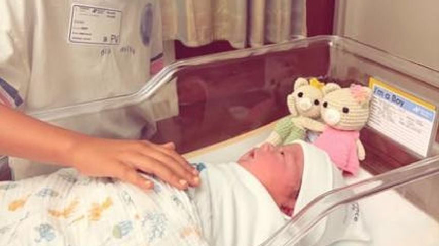 Ashley Holts Tochter Chloe mit ihrem neugeborenen Bruder Camden