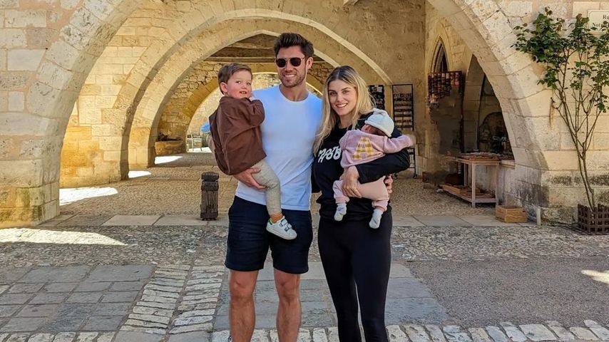 Ashley James, Tommy Andres und ihre Kinder Alfie und Ada im April 2023