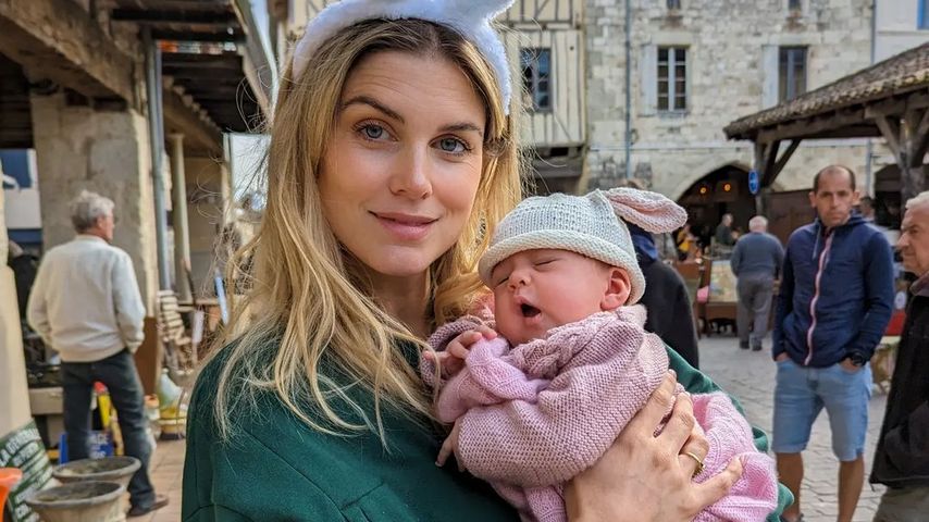 Ashley James mit ihrer Tochter Ada im April 2023