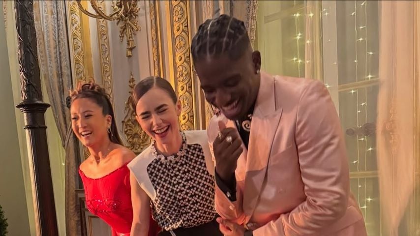 Ashley Park, Lily Collins und Samuel Arnold bei den "Emily in Paris"-Dreharbeiten, Staffel 5