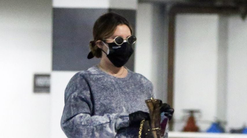 Schwangere Ashley Tisdale flaniert ganz entspannt im Jogger