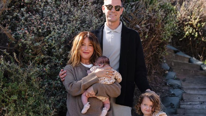Ashley Tisdale mit Ehemann Christopher French und den Töchtern Jupiter und Emerson