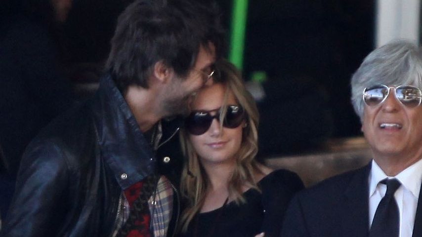 Warum? Ashley Tisdale & Co. mit komischen Hüten