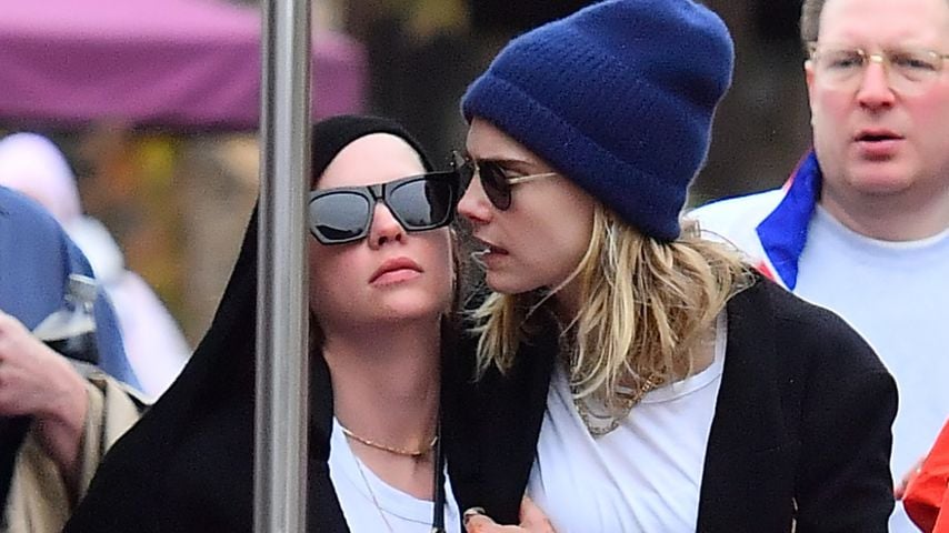 Ashley Benson und Cara Delevingne in Disneyland
