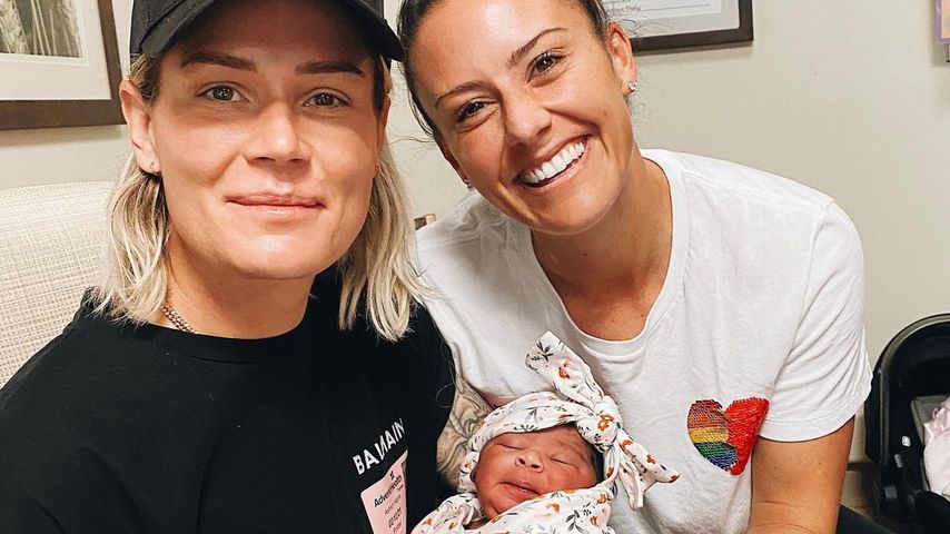 Lesbische Fußball-Stars Ashlyn und Ali sind Mütter geworden
