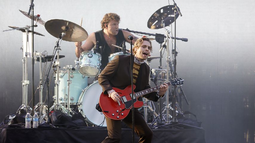 Ashton Irwin und Luke Hemmings bei einem Konzert von 5 Seconds of Summer