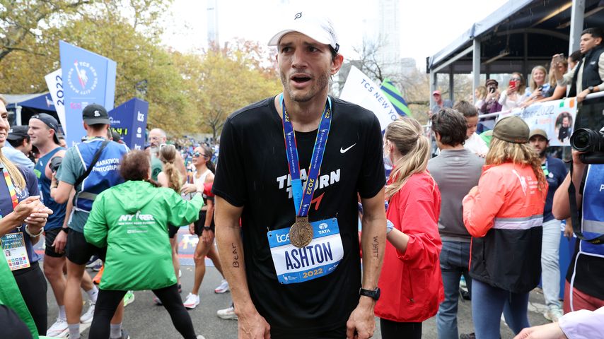 Ashton Kutcher während des New York City Marathons im Jahr 2022