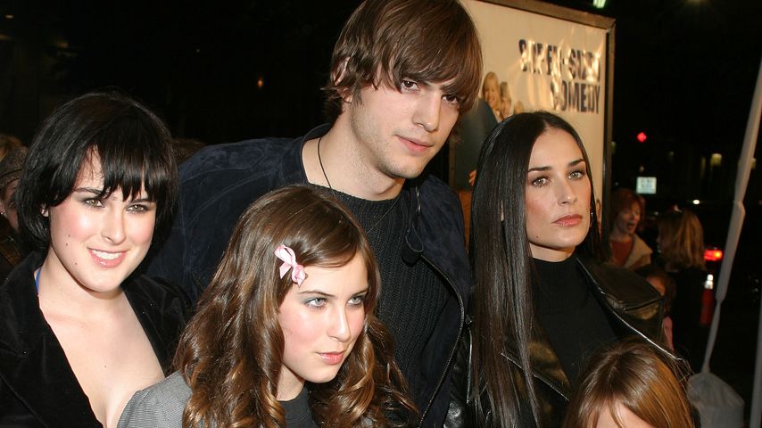 Ashton Kutcher und Demi Moore mit Demis Kindern Rumer, Scott und Tallulah Belle im Jahr 2003