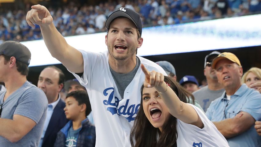 Ashton Kutcher und Mila Kunis beim Spiel der Chicago Clubs vs. Los Angeles Dodgers in L.A.