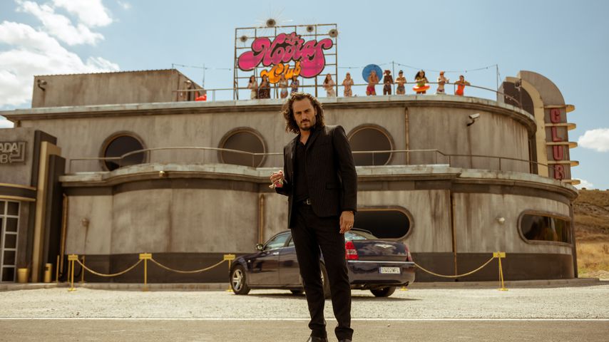 Asier Etxeandia als Romeo in der Netflix-Serie "Sky Rojo"