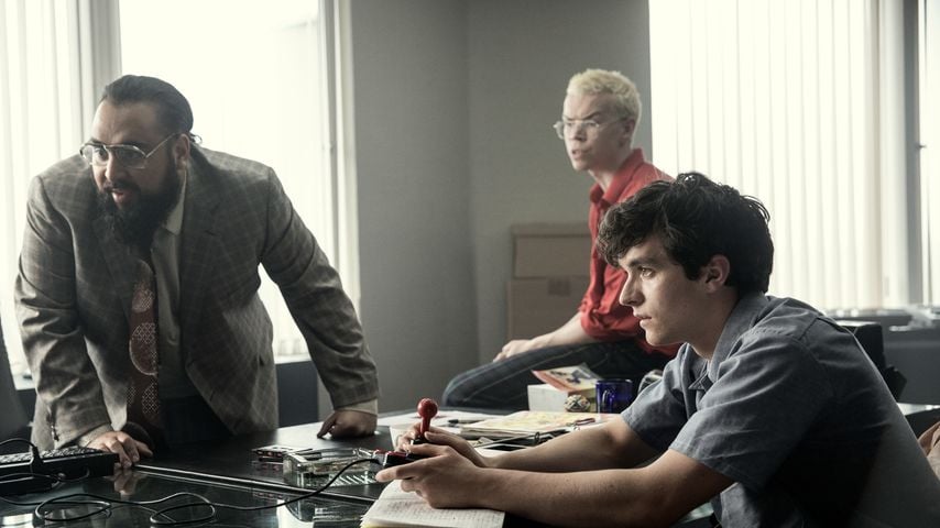 Asim Chaudhry, Will Poulter und Fionn Whitehead in "Black Mirror: Bandersnatch"