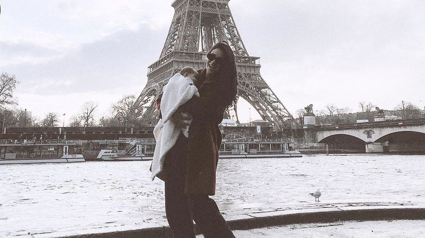 Wieder ein Baby-Ausflug: Shay Mitchell und Atlas in Paris!