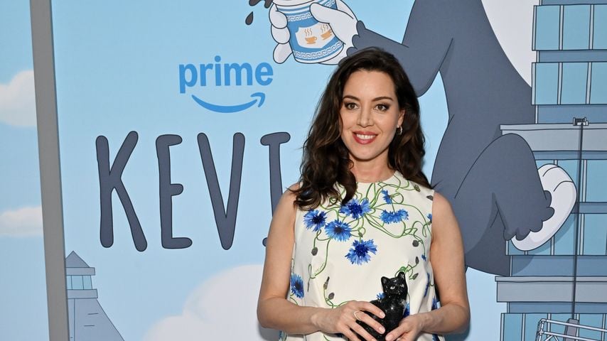 Schwangere Aubrey Plaza strahlt mit Babybauch auf Premiere