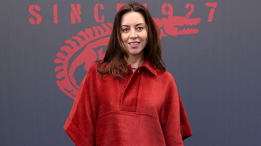 Aubrey Plaza zeigt stolz Babybauch bei "Late Night" mit Seth