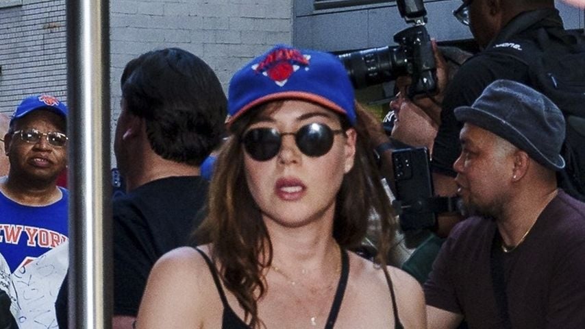 Aubrey Plaza versteckt ihren Babybauch beim Knicks-Spiel