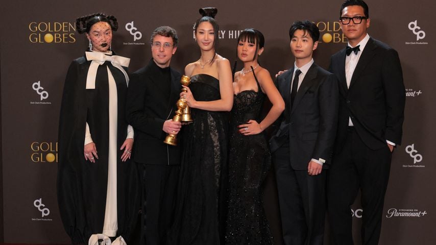 Audrey Nuna, Mark Sonnenblick, Ejae und Rei Ami mit dem Golden Globe für den Song "Golden" aus "KPop Demon Hunters"