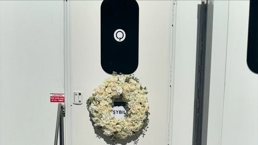 Kollegen und Kolleginnen legten wegen des Todes von Linda Lavin Blumen auf die Stufen des Trailers
